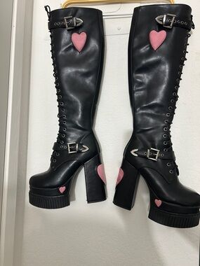 RARE LAMODA PLATFORM KNEE HIGH LACE UP / BUCKLE / PINK HEARTS BLACK BOOTS